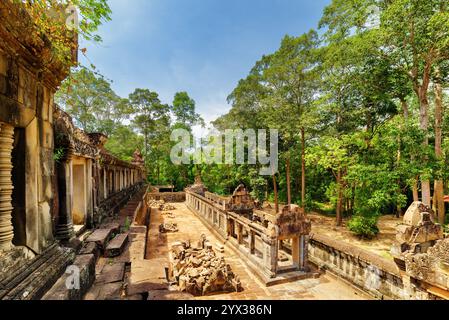 Blick auf Galerien und Ruinen des antiken Ta Keo Tempels in Angkor Stockfoto