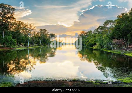 Sonnenuntergang über dem antiken Graben um Angkor Thom, Kambodscha Stockfoto