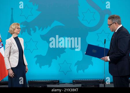 Ernennung Minister Thüringen 13122024 - Finanzministerin Katja Wolf und Abgeordneter Mario Voigt Anlaesslich der neuen Brombeer-Koalition aus CD, BSW und SPD wurden die Ministerinnen und Minister in Thüringen ernannt. Erfurt Thüringer Landtag Thüringen Deutschland *** Ernennung von Ministern in Thüringen 13122024 Finanzministerin Katja Wolf und Abgeordneter Mario Voigt anlässlich der neuen Brombeer-Koalition aus CD, BSW und SPD wurden die thüringischen Minister zum Erfurt Thüringer Landtag Thüringen 131224 ppb-54 ernannt Stockfoto