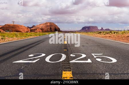 Neujahr 2025. Text 2025 geschrieben auf der Straße zum Monument Valley. Geschwindigkeitsbegrenzung 65 Schild am Straßenrand. Arizona. USA. Stockfoto