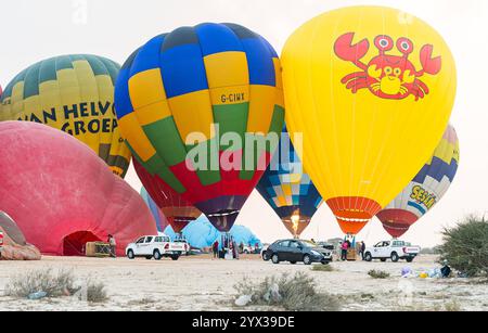 QATAR BALLOON FESTIVAL 2024 Teilnehmer bereiten während des Qatar Balloon Festival 2024 in Doha, Katar, am 13. Dezember 2024 einen Heißluftballon vor. Die 5. Ausgabe des Qatar Balloon Festivals fand hier vom 12. Bis 22. Dezember statt, und mehr als 50 Teilnehmer nehmen am Festival DOHA Qatar Teil Copyright: XNOUSHADx Stockfoto