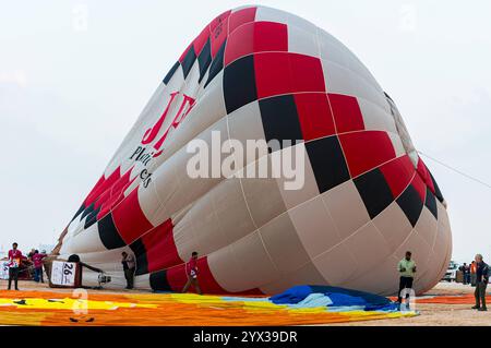 QATAR BALLOON FESTIVAL 2024 Teilnehmer bereiten während des Qatar Balloon Festival 2024 in Doha, Katar, am 13. Dezember 2024 einen Heißluftballon vor. Die 5. Ausgabe des Qatar Balloon Festivals fand hier vom 12. Bis 22. Dezember statt, und mehr als 50 Teilnehmer nehmen am Festival DOHA Qatar Teil Copyright: XNOUSHADx Stockfoto