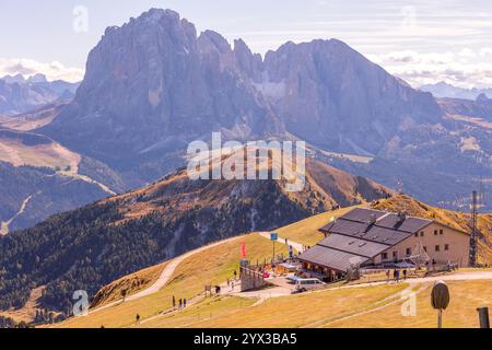 St. Ulrich, Italien - 29. September 2024: Seceda Hochwinkelblick Herbsttallandschaft mit Seilbahnstation und hohen Bergen, Dolomiten, Gröden Stockfoto