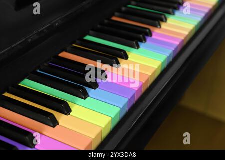 Klavier mit Tasten in Regenbogenfarben, Nahaufnahme. Musikinstrument Stockfoto