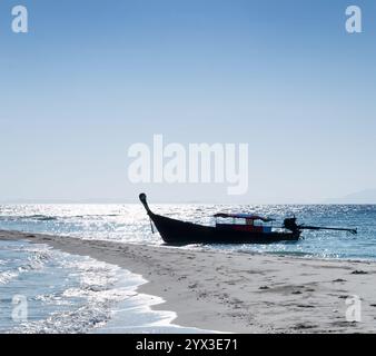 Klares Wasser und blauer Himmel Stockfoto