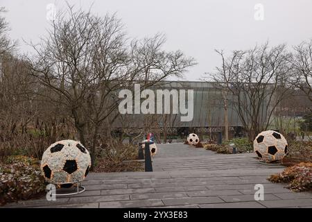 Schweiz, Zürich. Dezember 2024. 13. Dezember 2024, Schweiz, Zürich: Fußball: WM-Qualifikation Europa, FIFA-Hauptsitz vor der Verlosung der Qualifikation zur FIFA-Weltmeisterschaft 2026. Foto: Christian Charisius/dpa Credit: dpa Picture Alliance/Alamy Live News Credit: dpa Picture Alliance/Alamy Live News Stockfoto