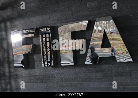 Schweiz, Zürich. Dezember 2024. 13. Dezember 2024, Schweiz, Zürich: Fußball: Fußball: WM-Qualifikation Europa, das Logo der FIFA ist vor der Verlosung der Qualifikation zur Weltmeisterschaft 2026 im Hauptsitz der FIFA zu sehen. Foto: Christian Charisius/dpa Credit: dpa Picture Alliance/Alamy Live News Credit: dpa Picture Alliance/Alamy Live News Stockfoto