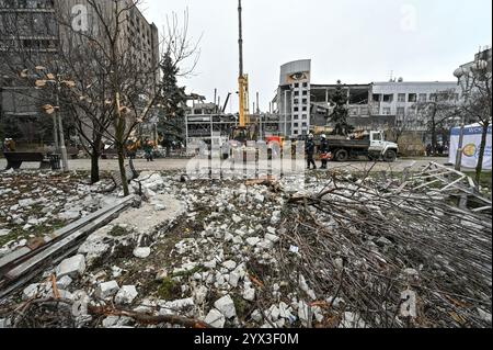 ZAPORIZHZHIA, UKRAINE - 11. DEZEMBER 2024 - Retter führen eine Such- und Rettungsaktion auf den Ruinen einer privaten Klinik durch, die durch einen russischen Raketenangriff zerstört wurde, Zaporischschschhia, Südostukraine. Am Dienstag, den 10. Dezember, starteten russische Streitkräfte eine Iskander-M-Rakete in einer Klinik in Zaporischschschi. Medizinisches Personal und Patienten waren zum Zeitpunkt des Streiks in der Einrichtung. Bei dem Angriff wurden mindestens 11 Menschen getötet und 22 Personen verletzt. Stockfoto