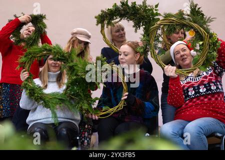 12/24 Eine Gruppe von Damen lernt, Weihnachtskränze in einer Werkstatt im Whistlewood Common, Melbourne Derbyshire zu machen. Die festliche Dekoration Stockfoto