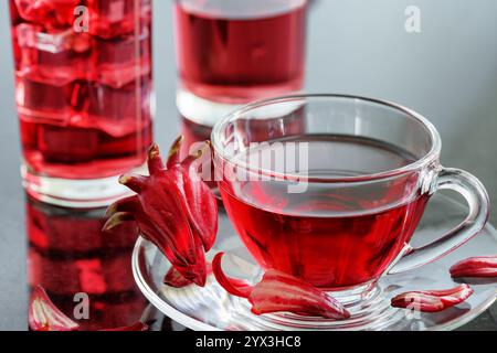 Eine Tasse Hibiskus-Tee (Karkade, roter Sauerampfer) auf dem Tisch Stockfoto