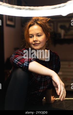 Frau in einem Tätowierungssalon Stockfoto