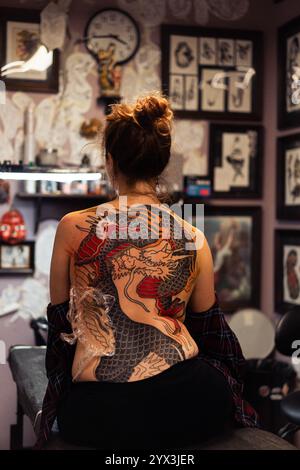 Traditionelles japanisches Drachen-Tattoo auf dem Rücken einer Frau Stockfoto