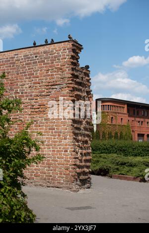 Feuerwehrgebäude in der Nähe der alten Stadtmauer in Poznań, Polen, mit historischer Backsteinarchitektur Stockfoto