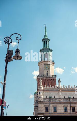 Der Rathausturm auf dem Hauptplatz (Rynek) in Poznań, Polen, mit historischer Architektur Stockfoto