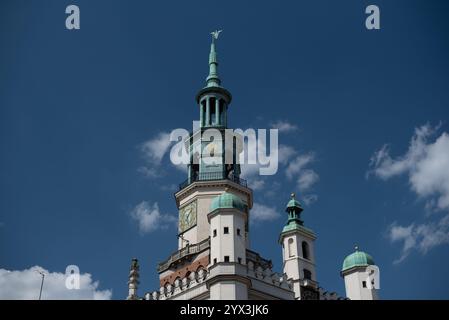 Der Rathausturm auf dem Hauptplatz (Rynek) in Poznań, Polen, mit historischer Architektur Stockfoto