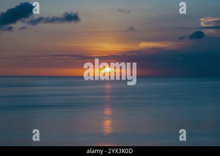 Sonnenuntergang über dem Meer, Bali Stockfoto