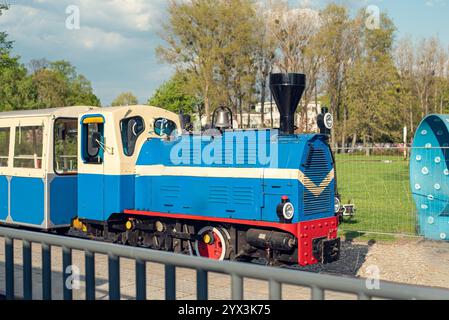 Kindereisenbahn im Park in der Nähe des Maltesersees in Poznań, die lustige Fahrten für Kinder bietet Stockfoto