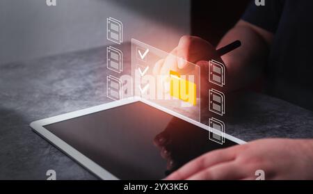 Enterprise Resource Planning-Konzept. Dokumentenmanagementsystem. Frauen verwenden ein digitales Tablet für ausgewählte Geschäftsdatenordner Finanzinformationen. Stockfoto