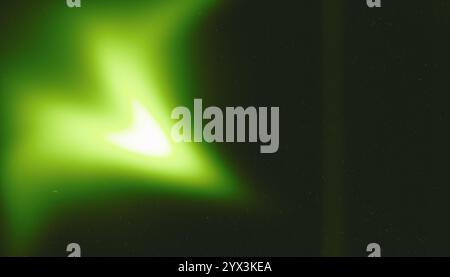 Abstrakter, verrauschter dunkelgrüner, körniger Hintergrund. Verschwommenes Hintergrundbild für Banner, Poster, Website-Header und Präsentation. Stockfoto