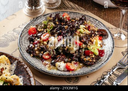 Salat mit sonnengetrockneten Tomaten und Mozzarella Stockfoto