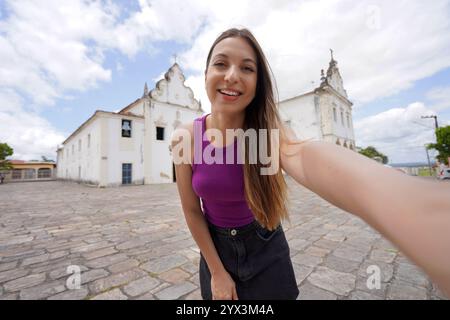 Schöne junge Frau macht Selfie auf dem Platz Praca do Carmo in der Stadt Sao Cristovao, Sergipe, Brasilien Stockfoto