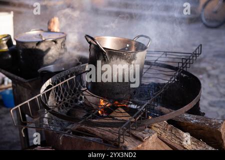 Töpfe aus Ton und Eisen an einem Street Food Stand in Oaxaca, die traditionelles mexikanisches Café de olla kochen. Stockfoto