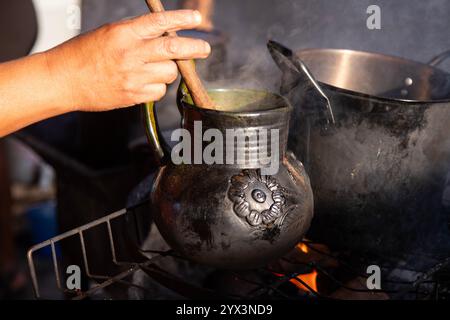 Töpfe aus Ton und Eisen an einem Street Food Stand in Oaxaca, die traditionelles mexikanisches Café de olla kochen. Stockfoto