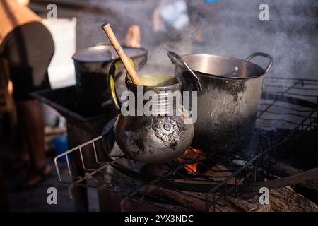 Töpfe aus Ton und Eisen an einem Street Food Stand in Oaxaca, die traditionelles mexikanisches Café de olla kochen. Stockfoto