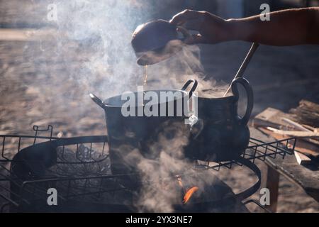 Töpfe aus Ton und Eisen an einem Street Food Stand in Oaxaca, die traditionelles mexikanisches Café de olla kochen. Stockfoto