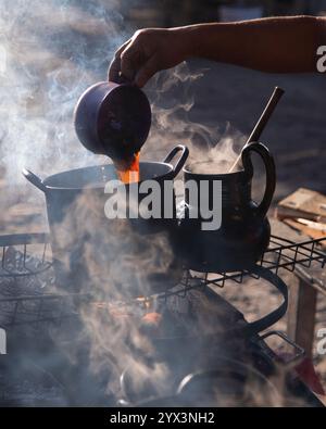 Töpfe aus Ton und Eisen an einem Street Food Stand in Oaxaca, die traditionelles mexikanisches Café de olla kochen. Stockfoto