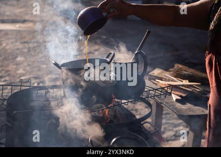 Töpfe aus Ton und Eisen an einem Street Food Stand in Oaxaca, die traditionelles mexikanisches Café de olla kochen. Stockfoto