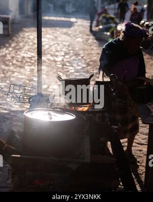 Töpfe aus Ton und Eisen an einem Street Food Stand in Oaxaca, die traditionelles mexikanisches Café de olla kochen. Stockfoto