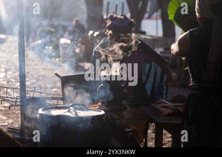 Töpfe aus Ton und Eisen an einem Street Food Stand in Oaxaca, die traditionelles mexikanisches Café de olla kochen. Stockfoto