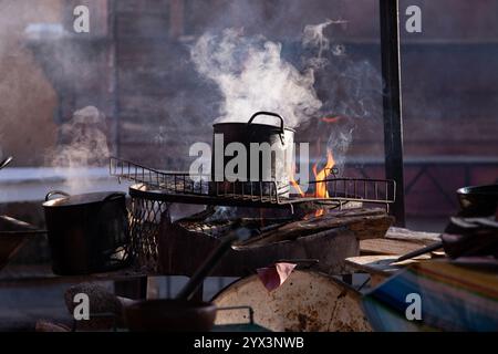 Töpfe aus Ton und Eisen an einem Street Food Stand in Oaxaca, die traditionelles mexikanisches Café de olla kochen. Stockfoto