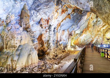 Holzsteg durch natürlichen Korridor zwischen Stalagmiten Stockfoto