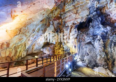 Hölzerner Fußweg durch den malerischen natürlichen Korridor, Paradise Cave Stockfoto