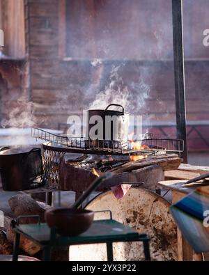 Töpfe aus Ton und Eisen an einem Street Food Stand in Oaxaca, die traditionelles mexikanisches Café de olla kochen. Stockfoto