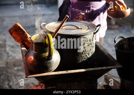 Töpfe aus Ton und Eisen an einem Street Food Stand in Oaxaca, die traditionelles mexikanisches Café de olla kochen. Stockfoto