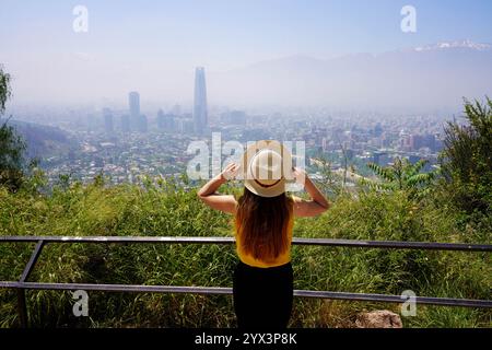 Glückliche Reisende Frau hat einen langen Blick auf die Skyline von Santiago de Chile mit den Anden von Lookout, Santiago, Chile Stockfoto