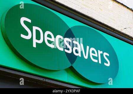 Nahaufnahme eines Specsavers-Schilds auf der Vorderseite einer britischen Stadtzweigstelle. Stockfoto