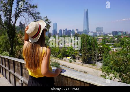 Junge Touristenfrau, die die Skyline von Santiago de Chile von der Terrasse aus genießt, Santiago, Chile Stockfoto