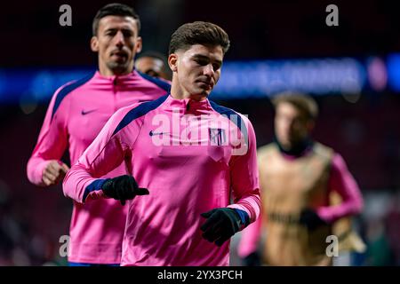 Madrid, Madrid, Spanien. Dezember 2024. Julian Alvarez von Atletico de Madrid wärmt sich beim Spiel der UEFA Champions League 2024/25 Phase MD6 zwischen Atletico de Madrid und SK Slovan Bratislava am 11. Dezember 2024 in Madrid auf. (Kreditbild: © Alberto Gardin/ZUMA Press Wire) NUR REDAKTIONELLE VERWENDUNG! Nicht für kommerzielle ZWECKE! Stockfoto