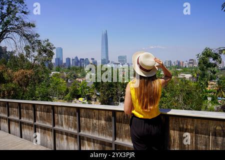 Rückansicht einer jungen Touristenfrau, die die Skyline von Santiago de Chile von der Terrasse aus genießt, Santiago, Chile, Südamerika Stockfoto