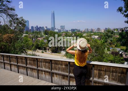 Glückliches Reisenmädchen hat einen langen Blick auf die Skyline von Santiago de Chile von Lookout, Santiago, Chile, Südamerika Stockfoto