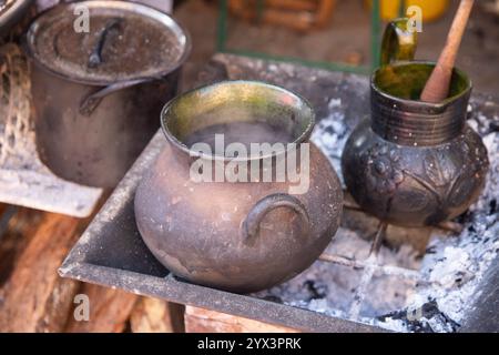 Töpfe aus Ton und Eisen an einem Street Food Stand in Oaxaca, die traditionelles mexikanisches Café de olla kochen. Stockfoto