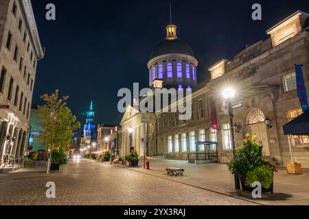 Montreal, Quebec, Kanada - 18. August 2021 : Nachtsicht auf die Saint Paul Street (Rue Saint-Paul) in Old Montreal. Bonsecours-Markt (Marche Bonsecours). Stockfoto