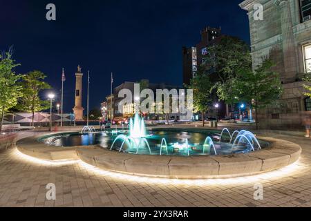 Montreal, Quebec, Kanada - 18. August 2021 : Nachtansicht auf den Brunnen am Vauquelin Square. Stockfoto