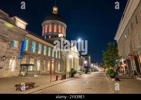 Montreal, Quebec, Kanada - 18. August 2021 : Nachtsicht auf die Saint Paul Street (Rue Saint-Paul) in Old Montreal. Bonsecours-Markt (Marche Bonsecours). Stockfoto