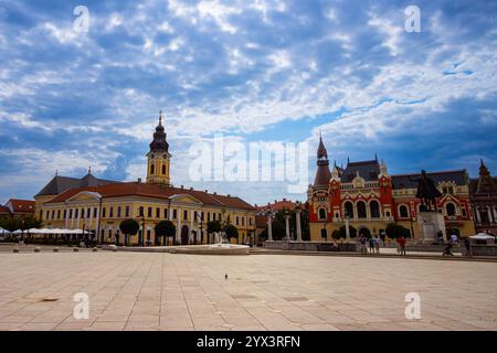 Piata Unirii ( Union Square ) mit dem griechisch-katholischen Bischofspalast und dem Kovats-Haus. Wunderschöne historische Gebäude in Oradea, Rumänien Stockfoto