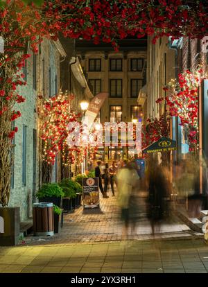 Montreal, Quebec, Kanada - 18. August 2021 : Nachtblick auf Old Montreal. Saint-Amable Street (Rue Saint-Amable). Stockfoto